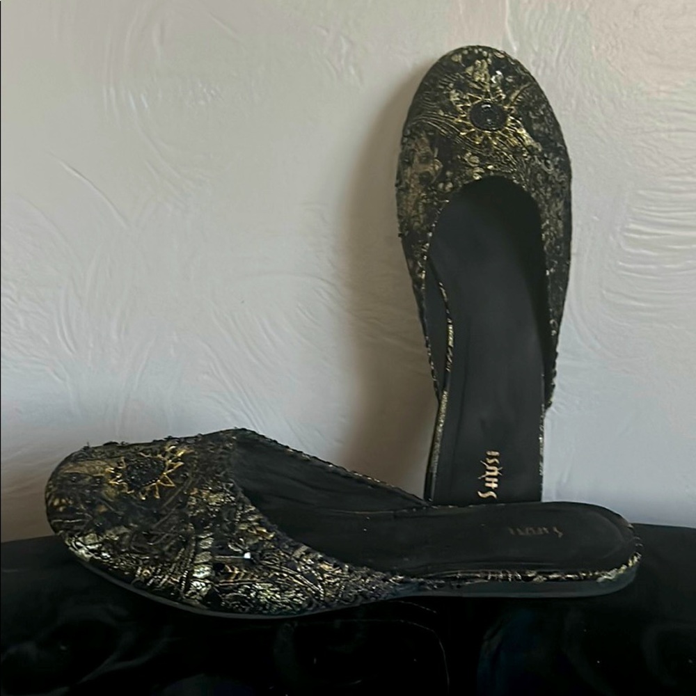 Gorgeous detail! Never worn!